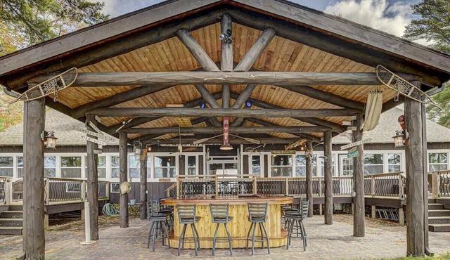 INCREDIBLE 8br 4ba Log House, Big St Germain Lake, Outdoor Covered Bar, Beach