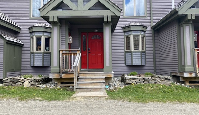 Jay Peak 4BR/3.5BA Ski-in/out Townhome