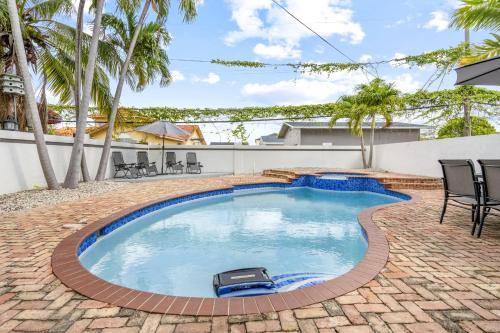 July Special! 4 BR - Private Pool, Grill, Soaking Tub, Near Coral Gables & MIA Airport