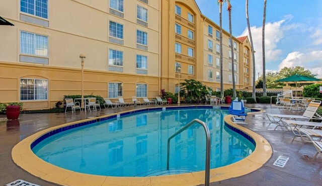 La Quinta Orlando | 1 King Bed | Free Shuttle & Breakfast | Onsite Pool | Gym