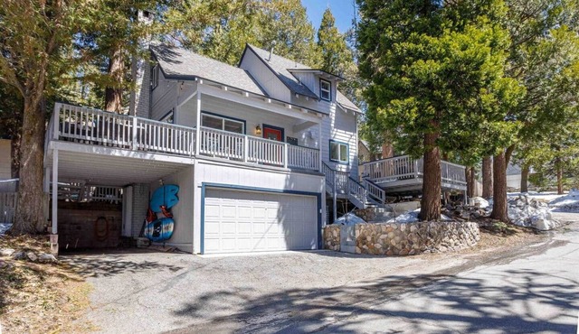 Lake Retreat – Spa, AC, Fenced Yard, Walk to Lake!