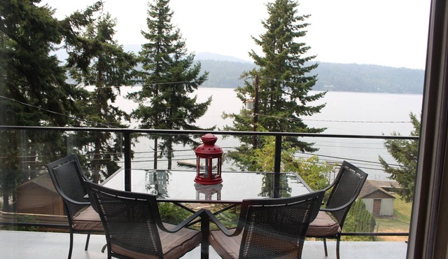 Lake Whatcom Summer home, 100' private beach, paddle boards and kayaks!