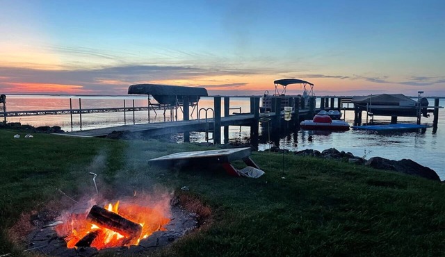 Lakefront! Private Dock! Water toys! Sleeps 16!