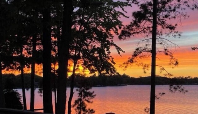 Lakefront Rustic-Chic Guesthouse - Hot Tub, 4 beds (2 King size!)