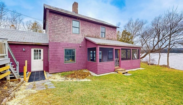 Lakeside house, waterfront views, kayak launch, wrap-around porch, w/d, wifi