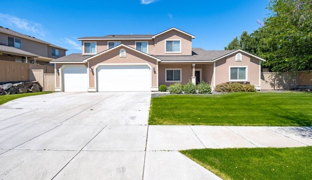 Large Home Yard 3 Car Garage 4 3 1207