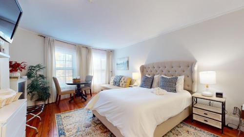 Large Private Room,Shared Bath, BU, Fenway, MBTA