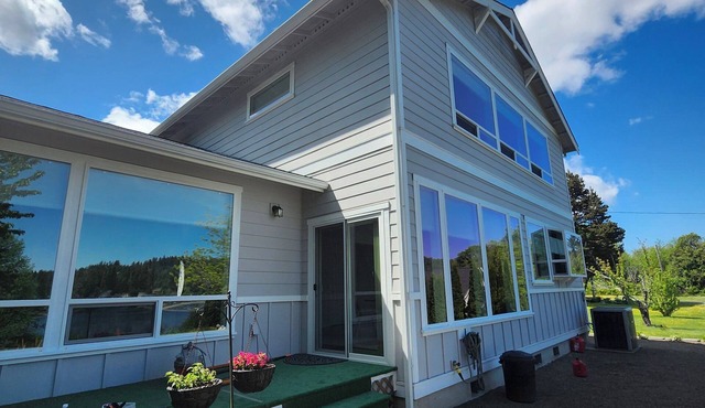 Large waterfront home. Close to Hood Canal bridge and several tourist towns!