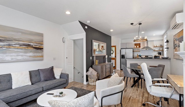 Lux Modern Townhome – Parking + Pets Easy MAJOR INTERNATIONAL SPORTING EVENT
