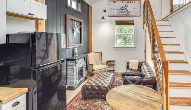 Luxe Stable Suite: Farm Stay in Lebanon!