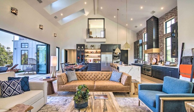 Luxurious home with breathtaking views on Avocado Grove