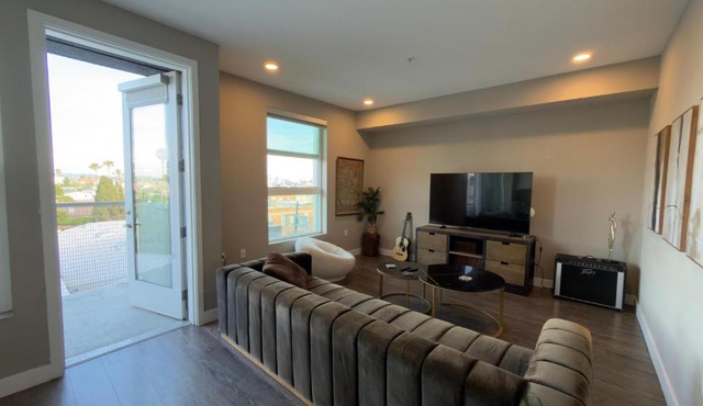 Luxury 2 bdrm Hollywood sign view
