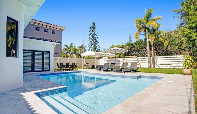 Luxury 4 BR Villa ,HEATED POOL, Garden, Mins to Beach