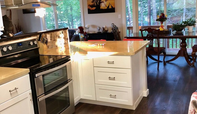 Luxury Alaska Retreat w/Hot Tub, Rain Shower & Mountain/Ski Views Sleeps 16