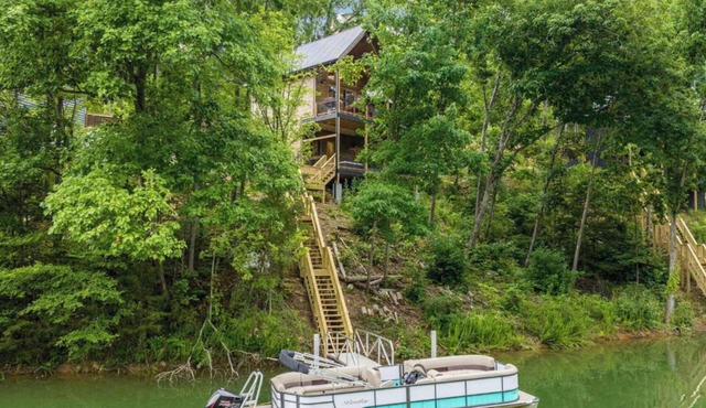 Luxury Lakefront Cabin/Hot tub/Lake Access