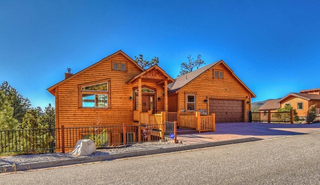 Luxury Log Style Lodge in Castle Glen with Unobstructed Views! Game & Movie Rooms!