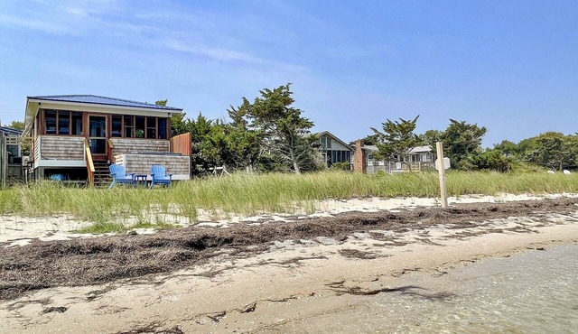 Minnow: Waterfront efficiency cottage, hot tub, private sandy beach.