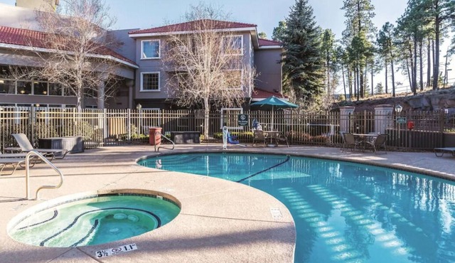 Minutes From Downtown Flagstaff! Free Breakfast, Pool, Free Parking