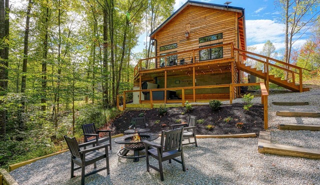 Modern Cabin Retreat on 5 Wooded Acres - Hot Tub Fire Pit EV Charger Wifi