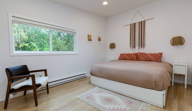 Modern, pet friendly1/3 acre home just 25 minutes to downtown Portland