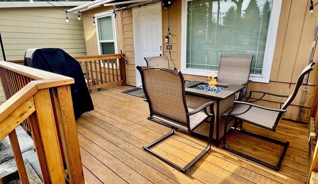 Modern Seattle Two Bedrooms, Two Bathrooms + Private Deck, Hot Tub