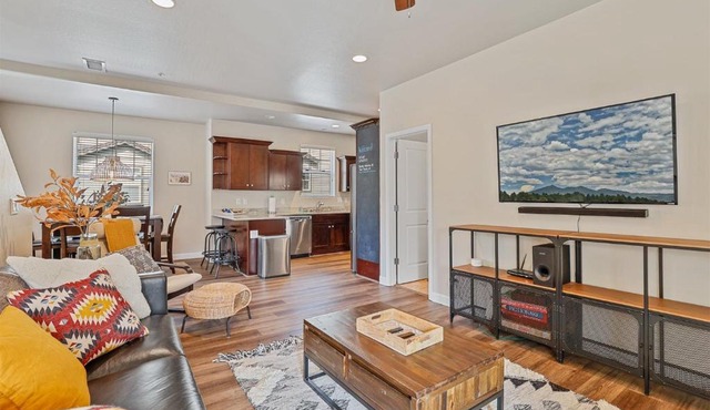 Moonlight Ridge Spacious Townhome 3 miles from Downtown AC Garage Near Snowbowl