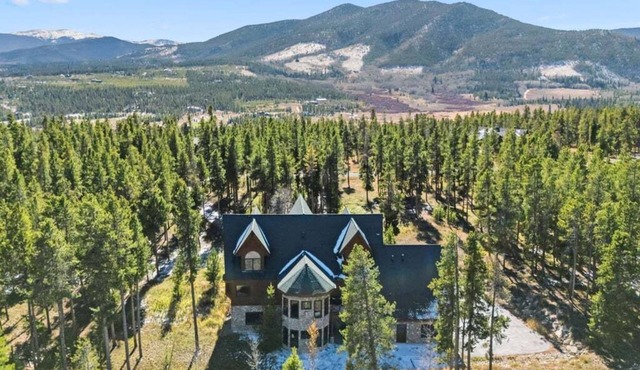 Mountain chalet, 6 beds, private outdoor hot tub, heated garage
