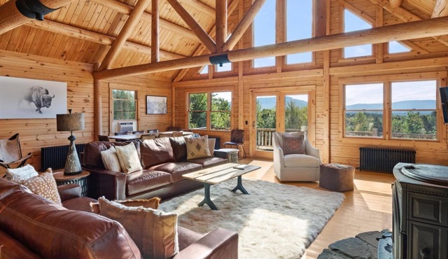 Mountain Majesty: Timber Lodge with Stunning Views