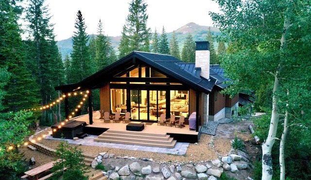 Mountain sanctuary with spa and sauna. Walk to the lifts and trails.