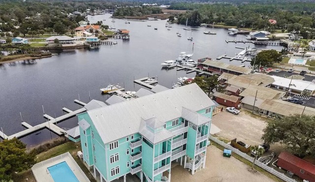 NEW! Waterfront 2 BR, 2 BA on Steinhatchee River, private boat slip,WiFi, dog ok