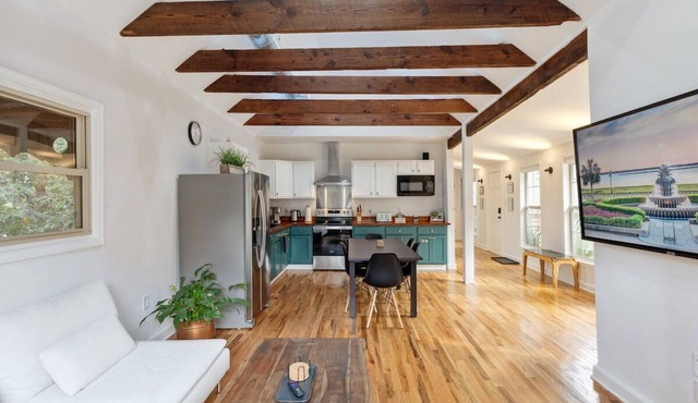 Oak House Charleston 2BR in downtown. Enjoy peacefulness, history & comfort.