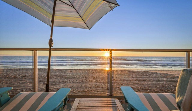 OCEAN FRONT STUDIO ON THE SAND!