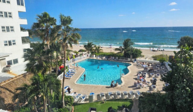 Oceanfront Condo at Ocean Manor, beachfront w/kitchenette