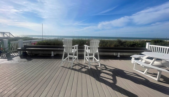Oceanfront Home, Best Location: Walk to Town, 4 Bed/3 Bath, Pet Friendly!