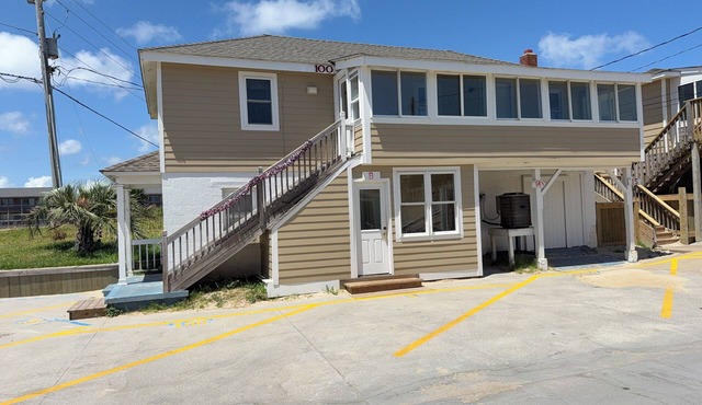 Oceanside Accommodations - Oceanside Three Bedroom Cottage
