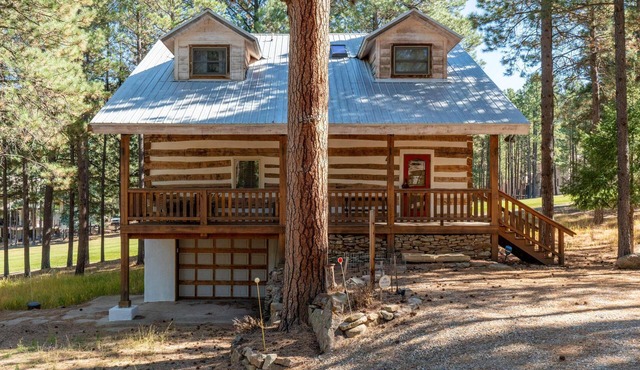 Old World Charm - Golf Course Log Home & Gameroom