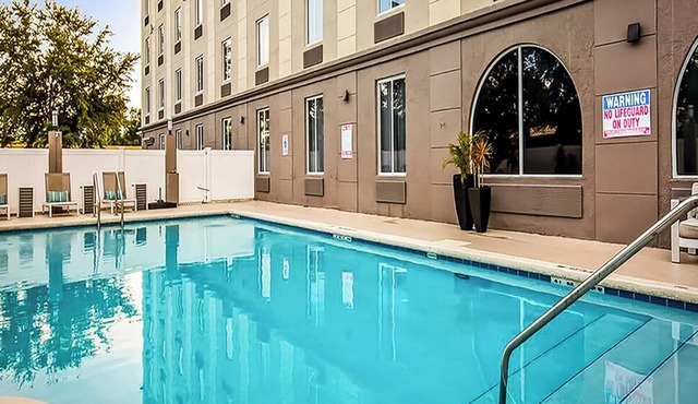 Orlando Sweet Escape: Three Family Ready Room with Outdoor Pool