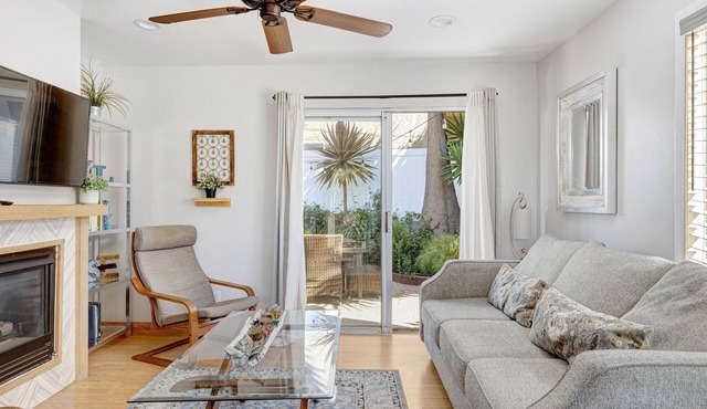 Pacific Beach Cottage w/backyard & parking