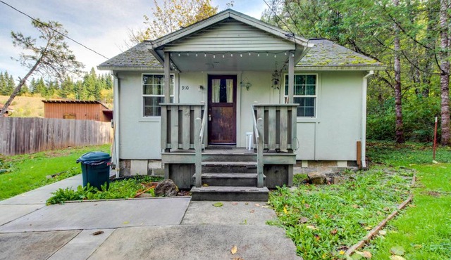Pacific Crest Trail House in Cascade Locks