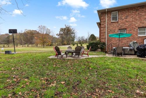 Peaceful Historic Villa with Hot Tub & Pool near Downtown Nashville, Tennessee