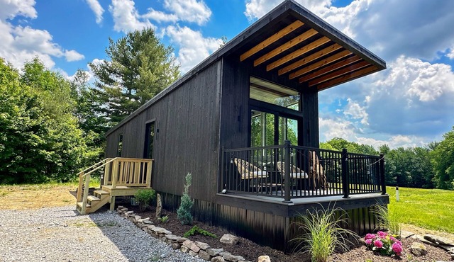 Peaceful mountain view retreat with kitchenette & deck - near skiing