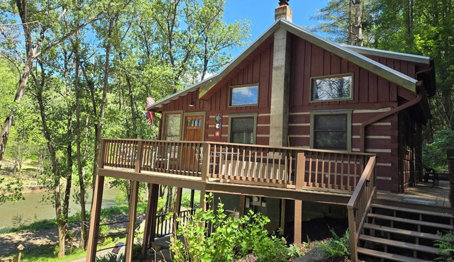 Peaceful Riverfront Log Cabin w/Hot tub near West Jefferson