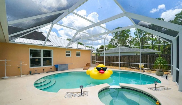 Pelican Palm - Poolside summer escape!