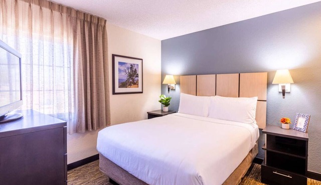 Perfect for Groups! 3 Pet-friendly Units with Full Kitchens, Picnic Area!