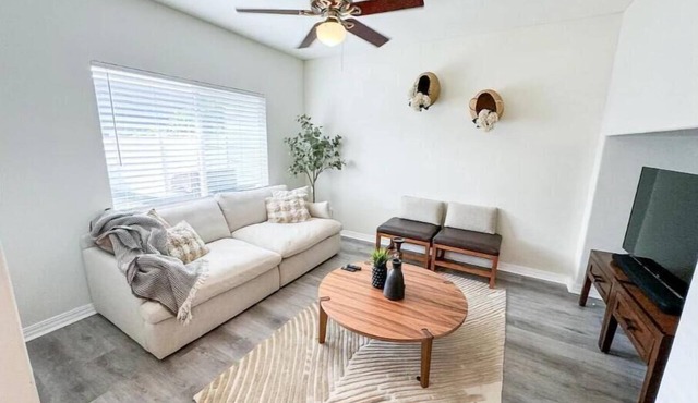 Pet Friendly Townhome-Fully fenced private yard