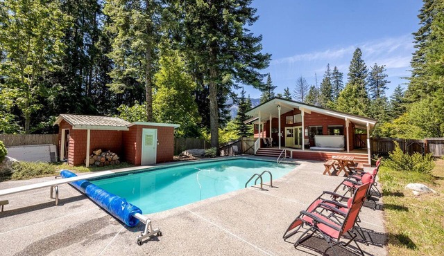 Pet-Friendly Tranquil Family Mountain Cabin with Hot-Tub and Pool Nestled near the North Shore of Lake Wenatchee, Washington