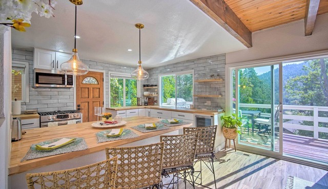 Picturesque Cabin: 2 Balconies, Walk to Lake!