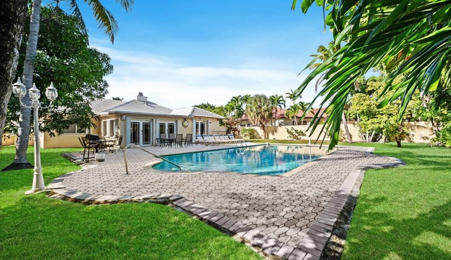 PRIME LOCATION — Walk to BEACH, Restaurants, Nightlife, Las Olas — Private Pool