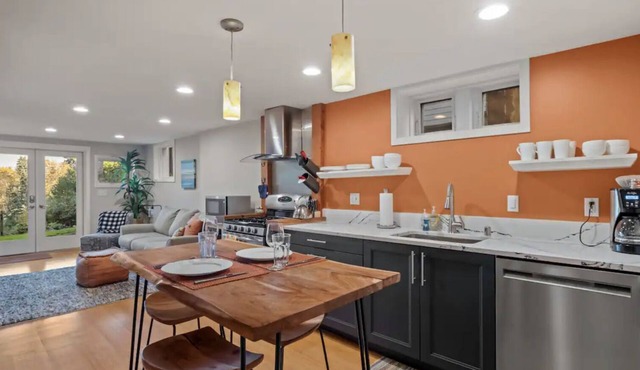 Queen Anne Chateau - Walk Everywhere 1BR Craftsman
