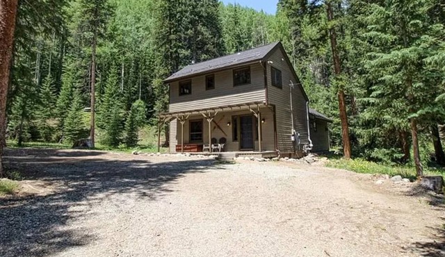 Quiet and Private Cabin, Hot Tub, 6 mins to town!